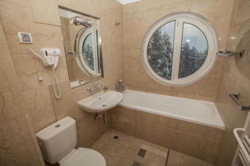 Deluxe Suite with Mountain View