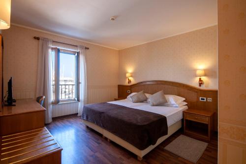 Double Room with Harbour View image 5