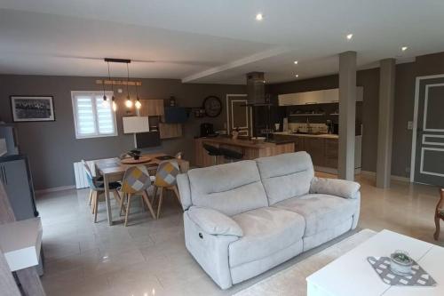 grande maison entière de 120m2 (grande maison entiere de 120m2) in Epron (Lower Normandy)