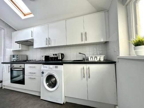 Massive 4 bedroom Duplex Apartment - Sleeps up to 10 People - Free Parking - 5 Minutes to the Best B near Spice of India
