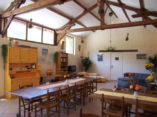 Közös társalgó / TV, Au Moulin d'Antan- Gîtes dans la Drôme (Au Moulin d'Antan- Gites dans la Drome) in Luc-en-Diois