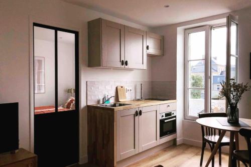 кухня, Joffre beautiful apartment in the city center in Ароманш-ле-Бен