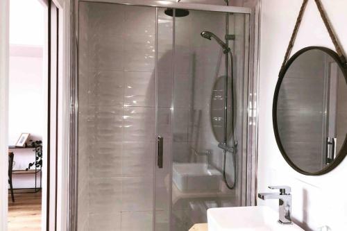 Душ, Joffre beautiful apartment in the city center in Ароманш-ле-Бен