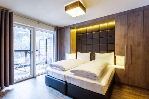 1 queen bed, 1 sofa bed