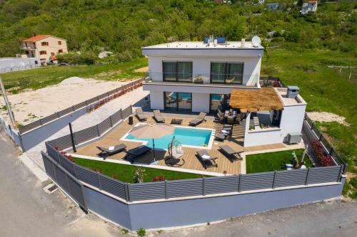 NEW Luxury Villa Mons Aureus Split - Accommodation - Gornje Sitno