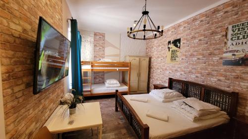 1 king bed, 2 bunk beds