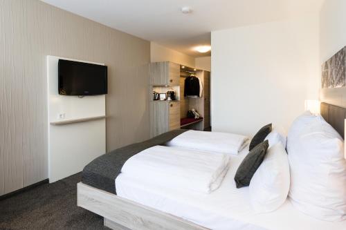 Best Western Plus Parkhotel Velbert Best Western Plus Parkhotel Velbert is perfectly located for both business and leisure guests in Velbert. Both business travelers and tourists can enjoy the hotels facilities and services. Service-mi