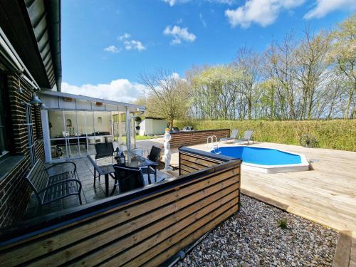 Nice holiday home with outdoor pool in Billeberga, Landskorna