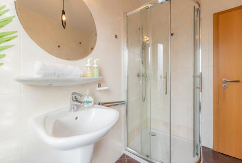 Modern Stylish & Spacious Apartment With Balcony View - image 12