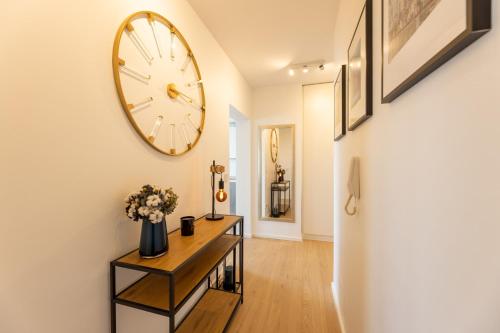 Italian Design Urban View Apartment 8 Min Walk from Grand Theatre - image 12