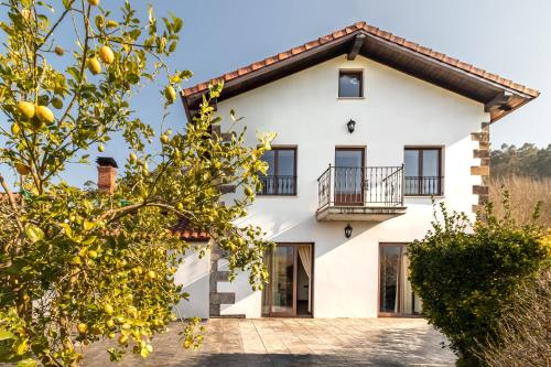 Impresionante villa entre mar y montaña (Impresionante villa entre mar y montana) in La Cavada