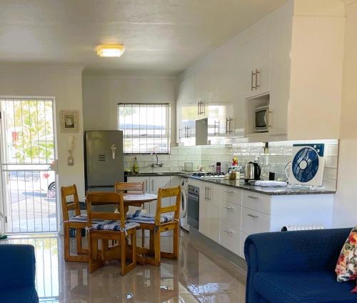 Cozy Stellenbosch Winelands Apartment - Tap to explore photos