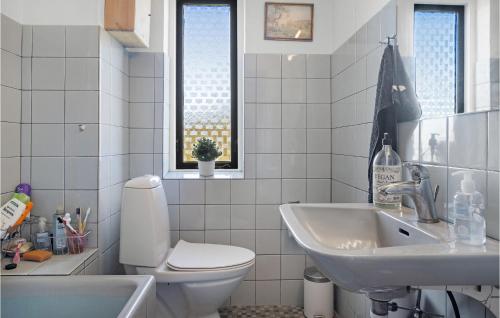  3 Bedroom Awesome Home In Fejø in Vesterby