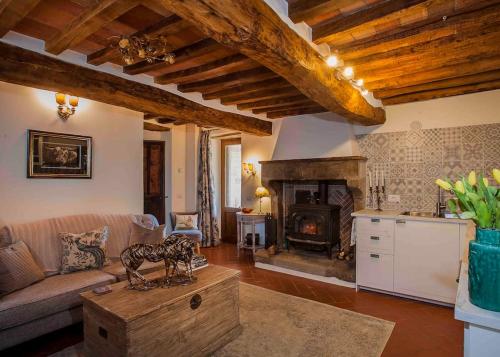  Tuscan dream, lux 2-bed apartment balcony and pool in Anghiari
