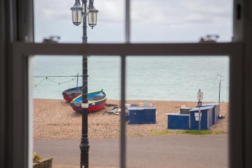 Lovely 2- Bedroom Apartment with Stunning Sea Views - Worthing