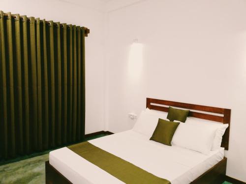 1 queen bed, 1 twin bed