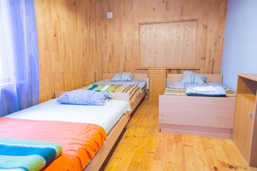 1 double bed, 2 twin beds