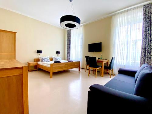 1 king bed, 1 sofa bed