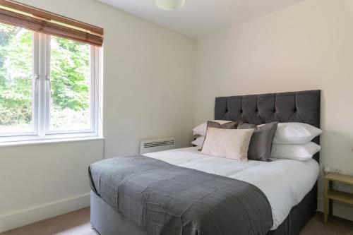 Spacious, Modern, Fully Furnished Apartment - 2 FREE PARKING Spaces - 8 min LGW Airport