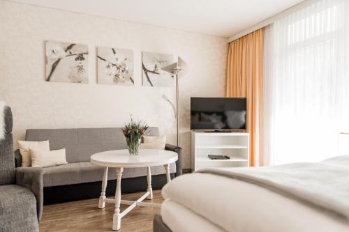 1 king bed, 1 sofa bed