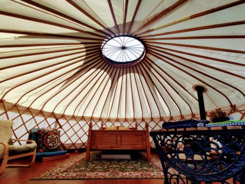 Beautiful Yurt with stunning South Downs views in Graffham