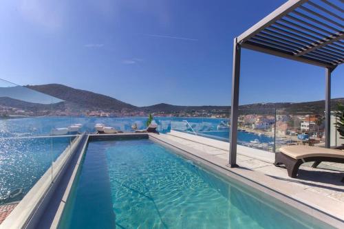 Seafront villa with roofpool, perfect getaway - Accommodation - Vinišće