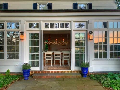 Blake House Historic Estate with Private Inn - Accommodation - Centreville