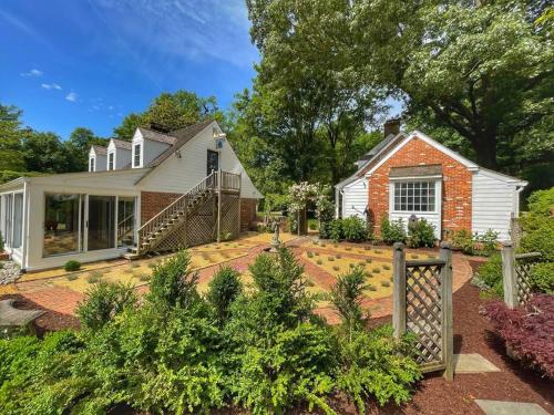 Blake House Historic Estate with Private Inn