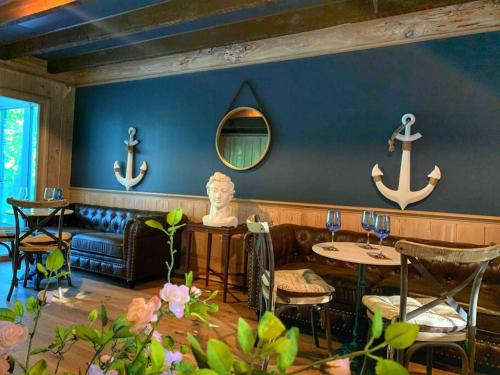 Blake House Historic Estate with Private Inn in Grasonville (MD)