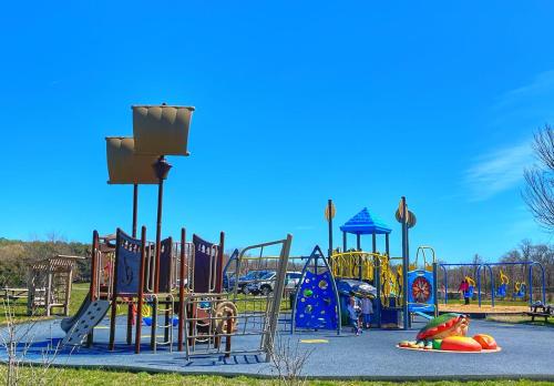 Blake House Historic Estate with Private Inn in Grasonville (MD)