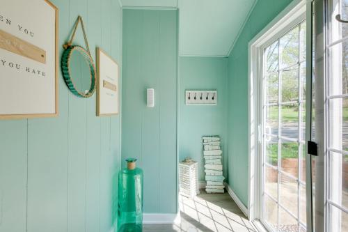 Nautical Akron Cottage with Sunroom Steps to Lake! in Uniontown, USA