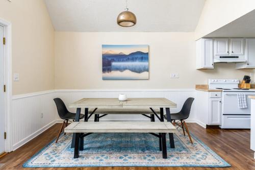 Konyha, Hot Tub, Fire Pit, Deck, Grill, WiFi, Dog-Friendly in Inwood (WV)