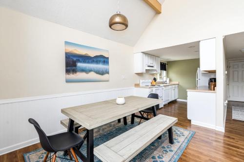 Konyha, Hot Tub, Fire Pit, Deck, Grill, WiFi, Dog-Friendly in Inwood (WV)