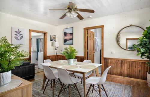 River Access w Hot Tub, Grill, WiFi, & Fire Pit! thumb 4