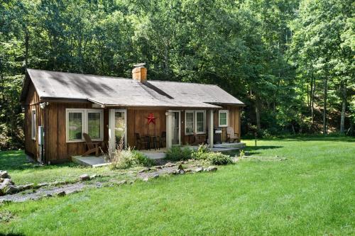 . 2BR chalet w hot tub, porch & refreshing views