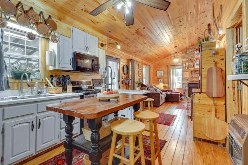 Pet-Friendly Haleyville Cabin Rental with Kayaks!