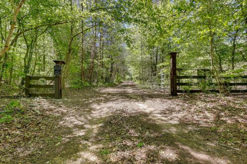 Pet-Friendly Haleyville Cabin Rental with Kayaks!