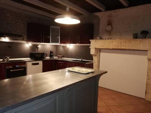 virtuve, Maison charentaise à la campagne (Maison charentaise a la campagne) in Perignac
