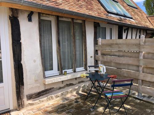 Exterior view, La chapelle de Monet - logis Eglantine in Bois-Jerome-Saint-Ouen