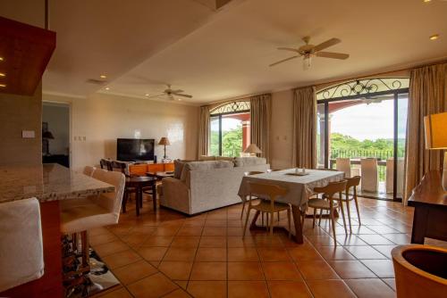 Közös társalgó / TV, Elegant 3BR Condo - Bougainvillea - Reserva Conchal Golf Resort in Playa Conchal