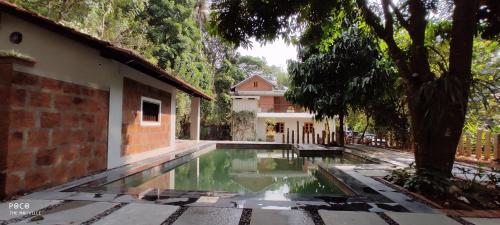 สระว่ายน้ำ, Private villa with pool for Family Groups in อิรูลัม
