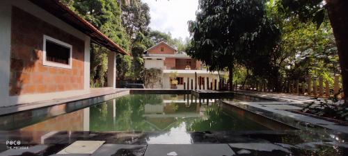 สระว่ายน้ำ, Private villa with pool for Family Groups in อิรูลัม