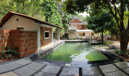 สระว่ายน้ำ, Private villa with pool for Family Groups in อิรูลัม