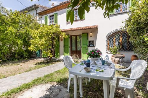  Cozy Green Country House with Garden & Parking in Cascina