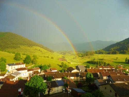 Maison charmante à Comus avec vue sur montagne gîte à louer Forêt d'Embeyre