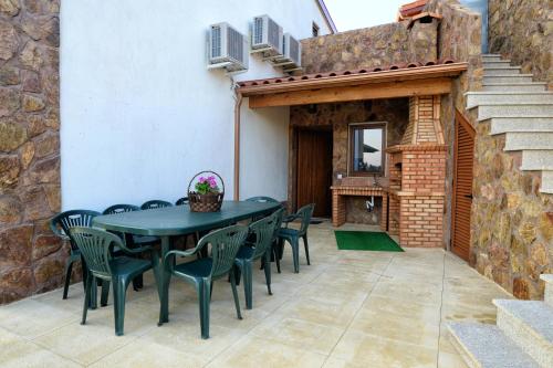 ระเบียง/ชานเรือน, Spacious Villa in Celorico de Basto with Private Pool in โกเดโกโซ