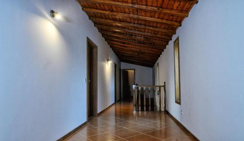 ทางเข้า, Spacious Villa in Celorico de Basto with Private Pool in โกเดโกโซ