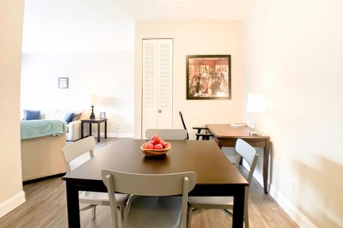 2BR Heritage Hill Apt Long Stay Discount