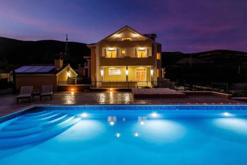 Family friendly house with a swimming pool Kastel Novi, Kastela - 21092