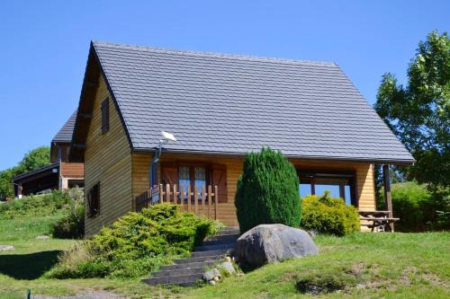Chalet charmant à Saint-Gènes-Champespe avec parking privé gîte à louer Charlut